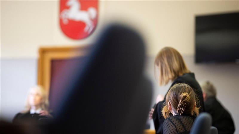 Die Angeklagte sitzt im Amtsgericht Hannover. 
