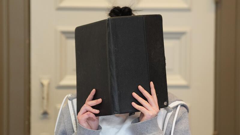 Die Angeklagte sitzt seit der Tat in Untersuchungshaft.