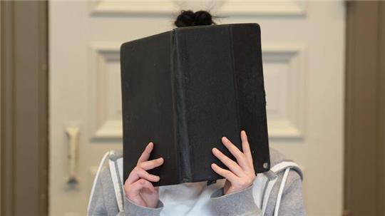 Die Angeklagte sitzt seit der Tat in Untersuchungshaft.