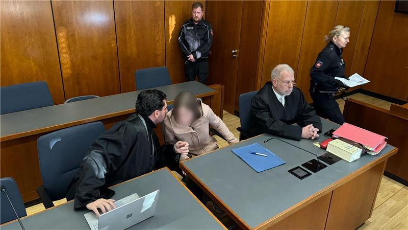 Die Angeklagte spricht mit ihrem Anwalt.