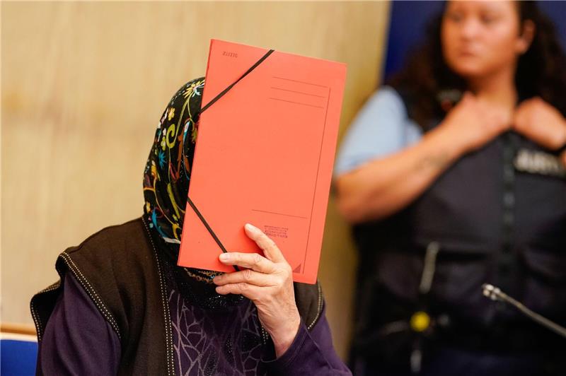 Sauerstoffgerät aus - Was geschah in Mannheimer Klinik? Die Angeklagte verbirgt ihr Gesicht im Verhandlungssaal des Landgerichts Mannheim.