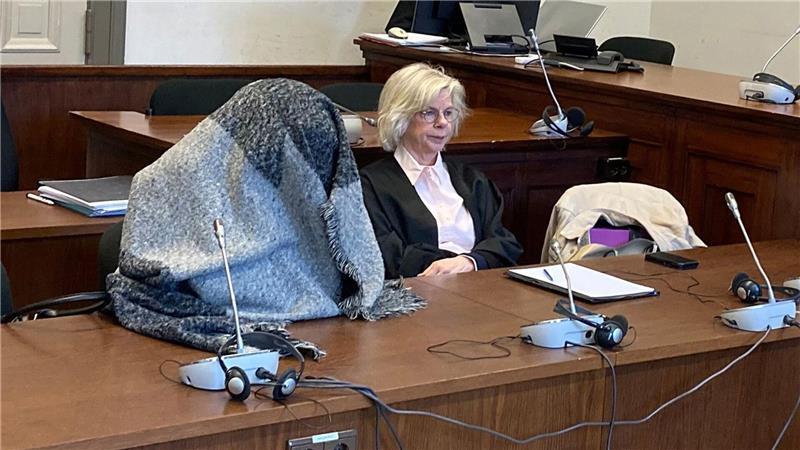 Freier stirbt nach Sadomaso-Sex – Geldstrafe für Domina Die Angeklagte verbirgt sich unter einem breiten Schal.