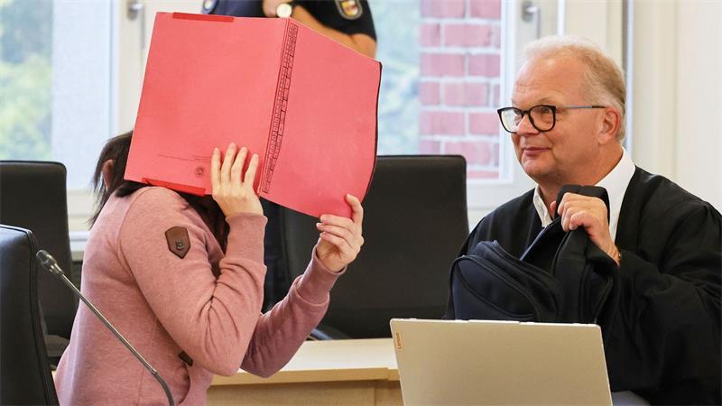 Die Angeklagte wird stets mit Fußfesseln in den Gerichtssaal geführt. 