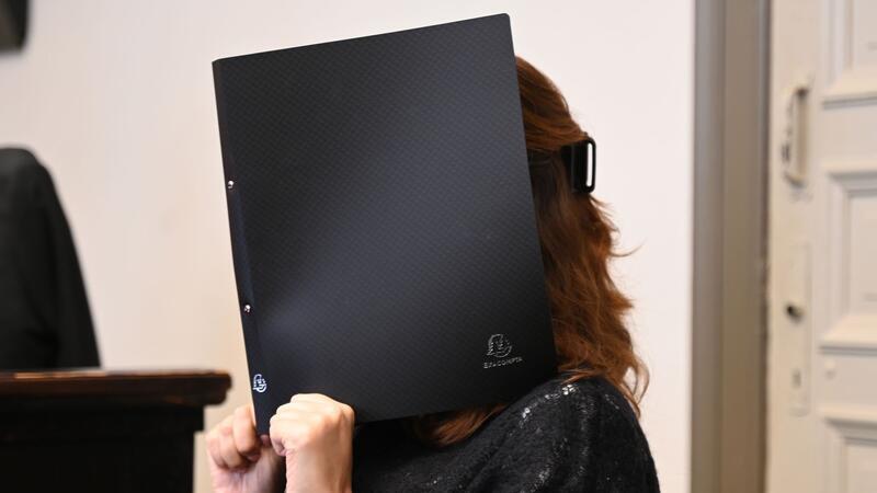 Die Angeklagte wurde vom Amtsgericht in Hamburg zu einer Freiheitsstrafe von zehn Monaten auf Bewährung verurteilt.