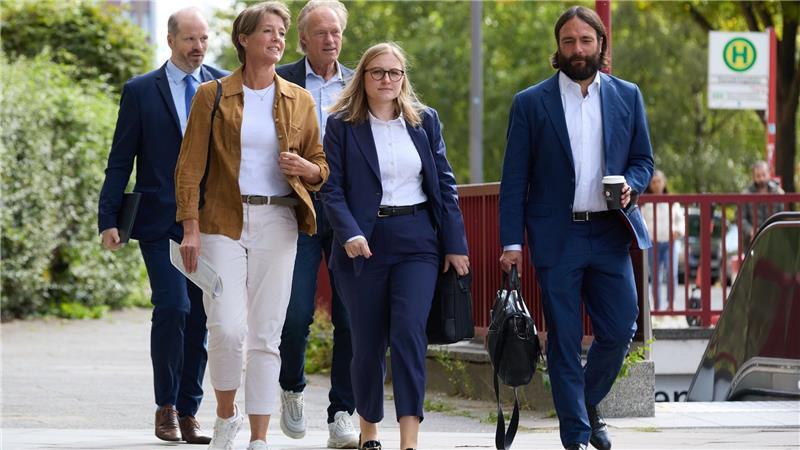 Die Angeklagten Block und Delling verlassen mit ihren Anwälten das Gericht.