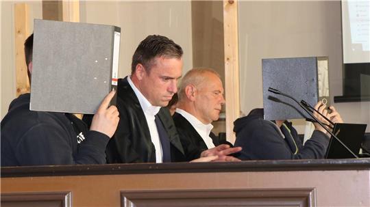 Die Angeklagten Maximilian N. und Niclas W., beide aus Rotenburg, verdecken ihre Gesichter mit Aktenordnern. Foto: Bruns