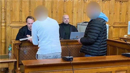 Die Angeklagten im Gespräch mit ihren Strafverteidigern Florian Burgsmüller (links) und Alexander Ukat im Prozess um versuchten Mord in der Raabestraße in Bremerhaven. 