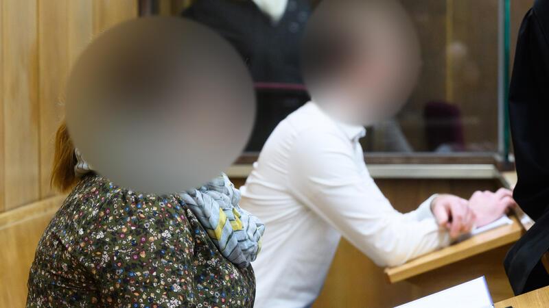 Die Angeklagten sitzen beim Prozessauftakt im Landgericht Hannover. Weil er versucht haben soll, seine anderthalbjährige Tochter mit Quecksilber zu vergiften, steht seit Dienstag ein 30-Jähriger vor dem Landgericht Hannover. Mit angeklagt ist eine 34-Jährige, die zum Tatzeitpunkt im Juli 2023 die Lebensgefährtin des Mannes war.