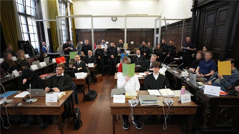 Die Angeklagten sitzen im Sitzungssaal im Strafjustizgebäude zu Beginn des Prozesses gegen die rechtsextreme Terrorgruppe «Letzte Verteidigungswelle». 