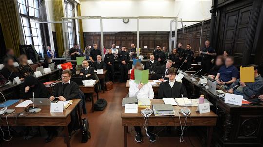 Die Angeklagten sitzen im Sitzungssaal im Strafjustizgebäude zu Beginn des Prozesses gegen die rechtsextreme Terrorgruppe «Letzte Verteidigungswelle». 