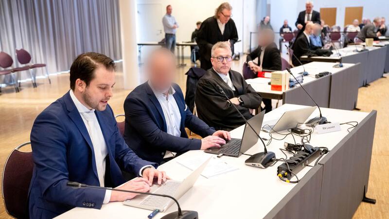 „Gorch Fock“-Betrugsprozess: Das sind die Angeklagten Die Angeklagten sitzen vor Prozessbeginn in der vom Landgericht Oldenburg genutzten Weser-Ems-Halle.
