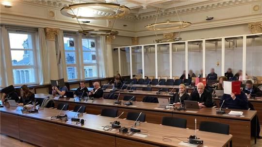 Die Angeklagten sollen Anleger mit einem angeblich prosperierenden Pfandhaus für Luxusobjekte um mehr als 14 Millionen Euro betrogen haben.