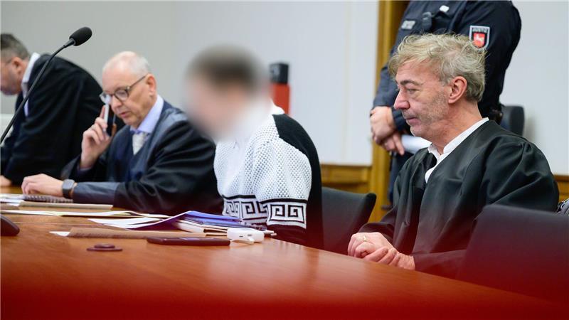 Die Angeklagten sollen die Gegenstände auf die Autobahn geworfen haben, um sich danach als Helfer zu profilieren.