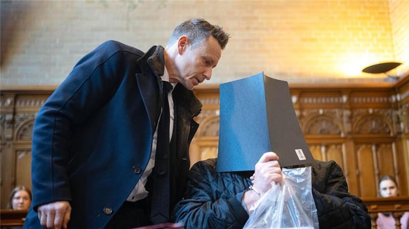 Die Angeklagten sollen in einer Friedhofskapelle auf ihr Opfer gewartet haben.