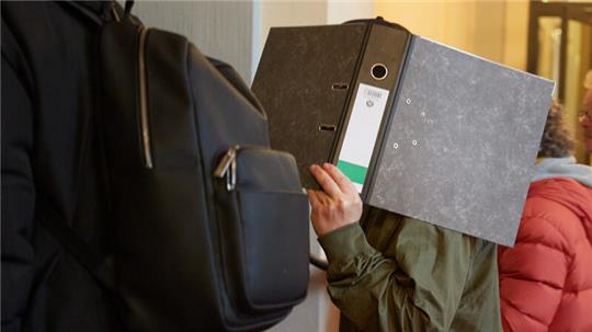 Einer der Angeklagten betritt den Gerichtssaal vor Beginn des Prozess gegen eine mutmaßliche Diebesbande, die insgesamt zwölf Straftaten zum Nachteil des Unternehmens Aurubis verübt haben soll.