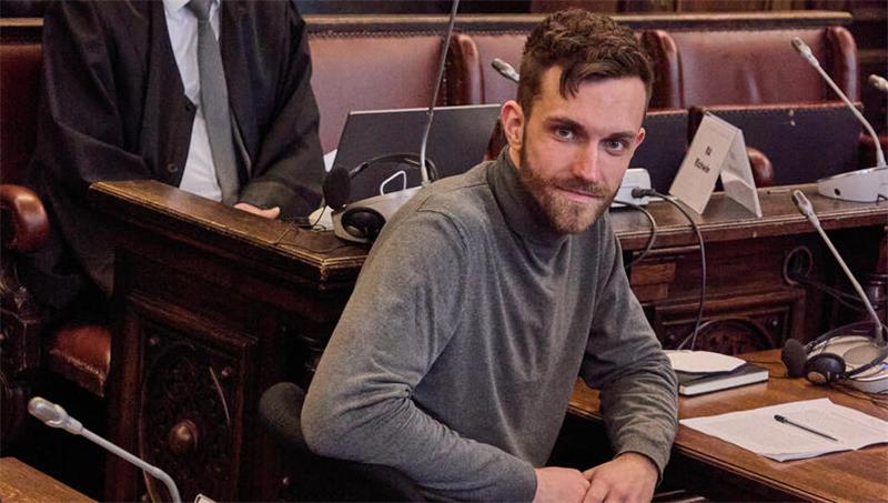 Hamburger G20-Randale: Gnade für Krawallmacher Die Angeklagten und ihre Anwälte sowie weitere Teilnehmer sitzen im Gerichtssaal.