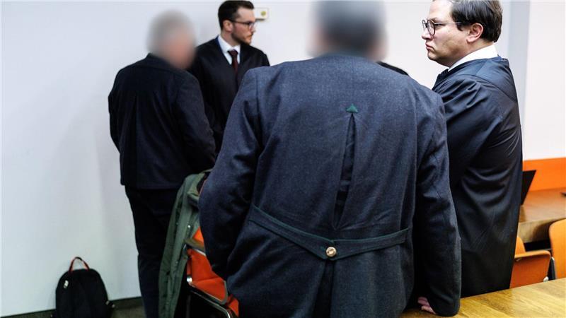 Die Angeklagten und ihre Anwälte vor dem Urteil.