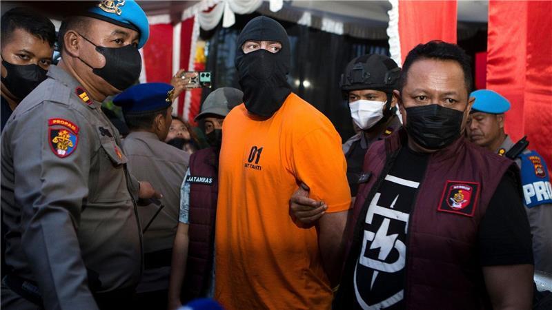 Australiern droht die Todesstrafe wegen Schüssen auf Bali Die Angeklagten wurden in Sträflingsanzug und Sturmhaube der Presse vorgeführt.