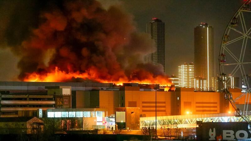 Die Angreifer steckten die Crocus City Hall am westlichen Rand von Moskau bei dem Terroranschlag in Brand.
