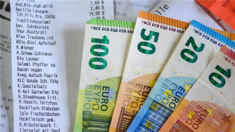 Die Angst vor steigenden Lebenskosten belegt schon zum 15. Mal Platz 1 der Rangliste (Symbolbild). 