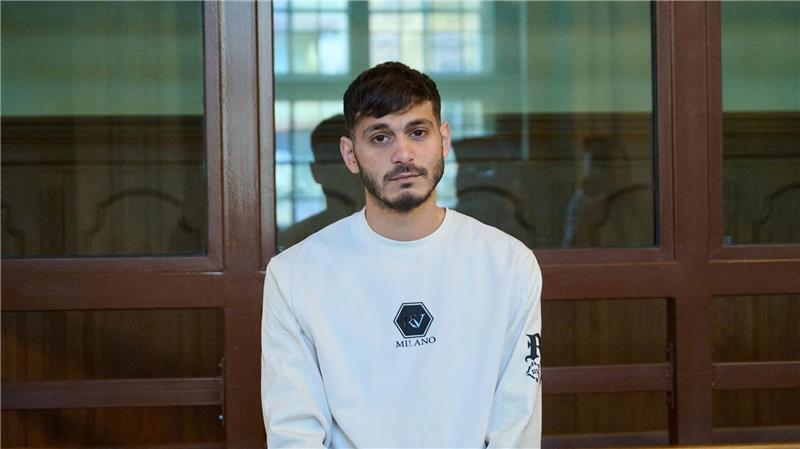 Influencer schießt Rakete in Wohnung - Bewährungsstrafe Die Anklage hatte dem Mann versuchte schwere Brandstiftung, versuchte gefährliche Körperverletzung und Sachbeschädigung vorgeworfen.