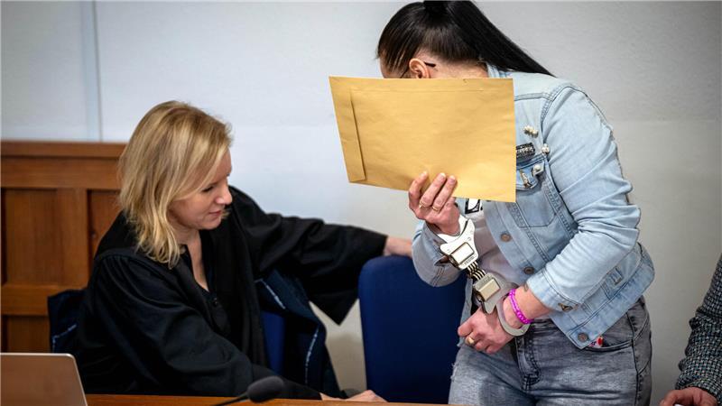 Frau ersticht Mann nach jahrelanger Gewalt - Geständnis vor Gericht Die Anklagte hat vor Gericht eingeräumt, ihren Mann erstochen zu haben.