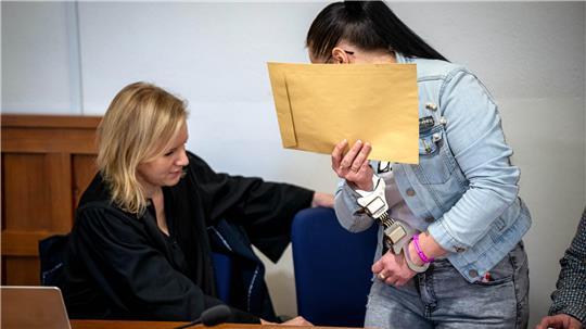 Frau ersticht Mann nach jahrelanger Gewalt - Geständnis vor Gericht Die Anklagte hat vor Gericht eingeräumt, ihren Mann erstochen zu haben.