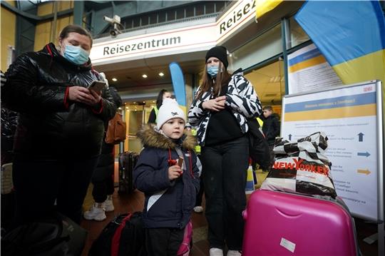 Die Ankunft ukrainischer Flüchtlinge, hier in Hamburg im März 2022, hat bei Irina Stepanivna Klym starke Gefühle ausgelöst. Foto: Marcus Brandt/dpa