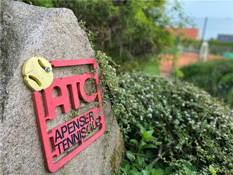 Aufnahmestopp: Tennisclub Apensen platzt aus allen Nähten Die Anlage an der Zevener Straße hat nur drei Plätze – und die Warteliste wird länger. Die Verein ächzt unter der Belastung. Fotos: Scholz (2) / Verein