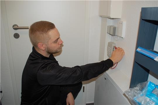 Die Anlage ist in der Neubauwohnung bereits installiert, zeigt Lars Freese. Doch es fehlt die Verbindung zum Glasfaseranschluss. Fotos : Laudien