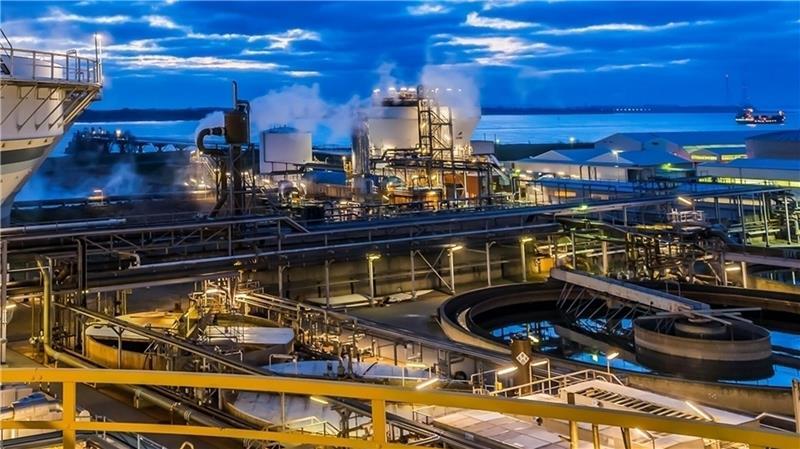 Die Anlagen des Dow-Werks in Stade direkt an der Elbe.