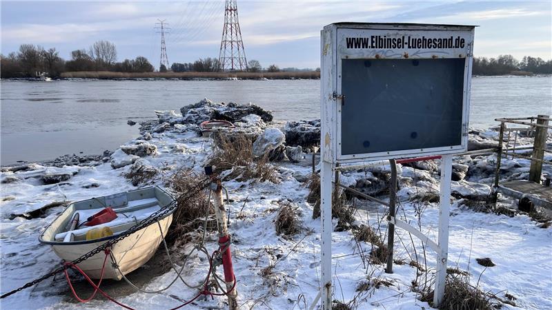 Die Anlegestelle des Campingplatzes Lühesand ist von Eis und Schnee bedeckt.
