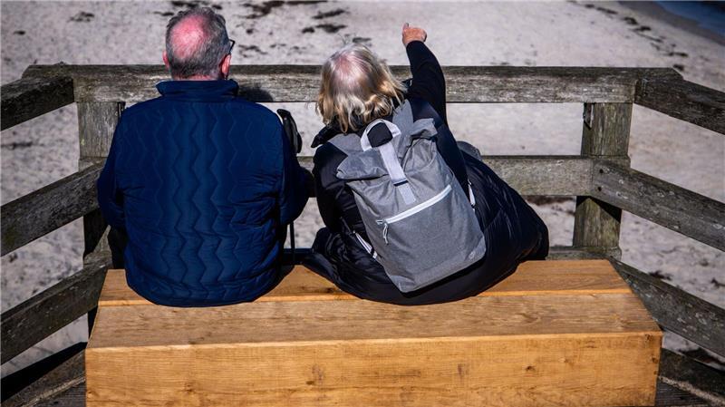 Die Anrechnung des Partnereinkommens führt oft dazu, dass keine Grundrente fließt. (Illustration)