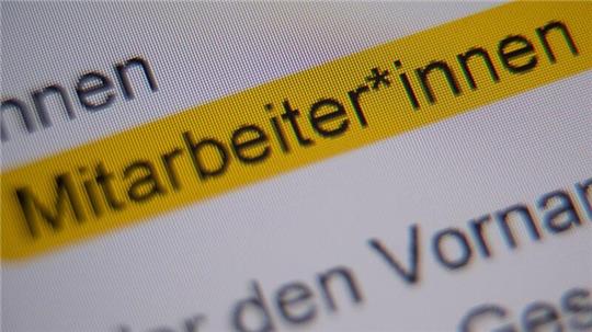 Die Anrede „Mitarbeiter*innen“ steht in einem digitalen Informationsblatt.
