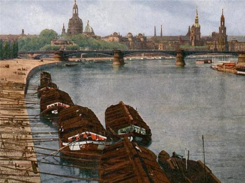 Die Ansichtskarte (um 1900) zeigt die Elbe in Dresden mit einigen Binnenschiffen im Vordergrund. Fotos Institut für Sächsische Geschichte und Volkskunde / Vasel