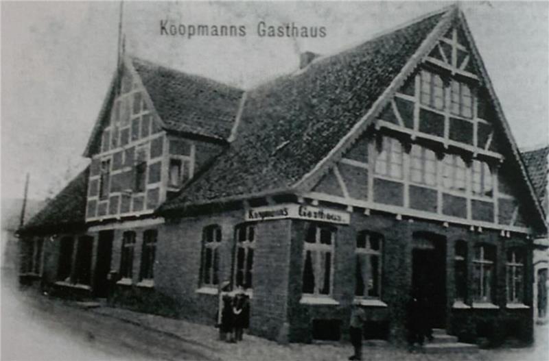 Die Ansichtskarte von 1888 zeigt das Gasthaus Koopmann an der Ecke Estebrügger Straße/Steinweg in Estebrügge, heute steht hier der Este Markt.