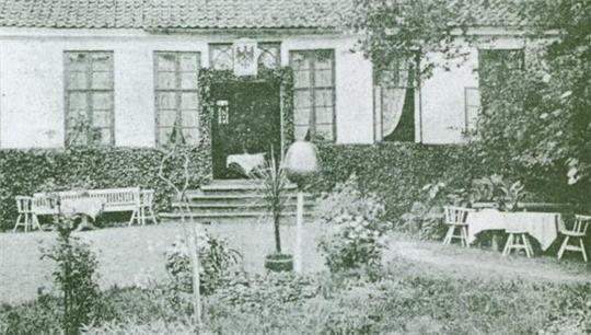 Die Ansichtskarte von 1930 zeigt den Horneburger Burgmannshof. Dieser wurde 1509/1510 errichtet.