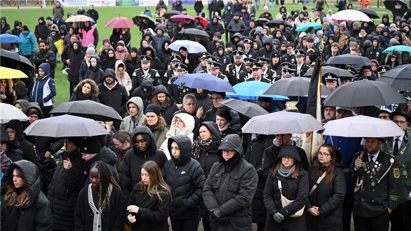 „Sein Lächeln hat über den ganzen Schulhof gestrahlt“ Die Anteilnahme bei der Trauerfeier ist groß.