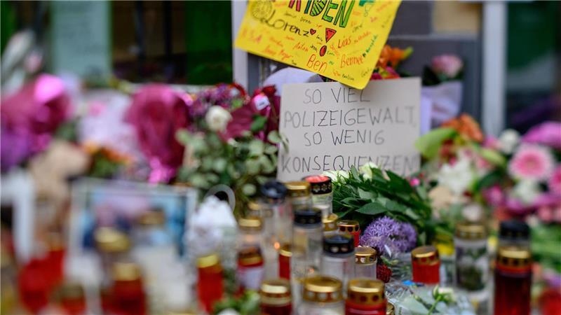 Die Anteilnahme nach den tödlichen Schüssen aus einer Polizeiwaffe auf den 21 Jahre alten Lorenz in Oldenburg ist groß.