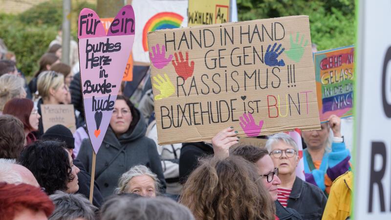 Parteipolitik an Schulen: CDU-Wende in Buxtehude Die Anti-AfD-Demo in Buxtehude rief erneut 1500 Menschen auf die Straße.