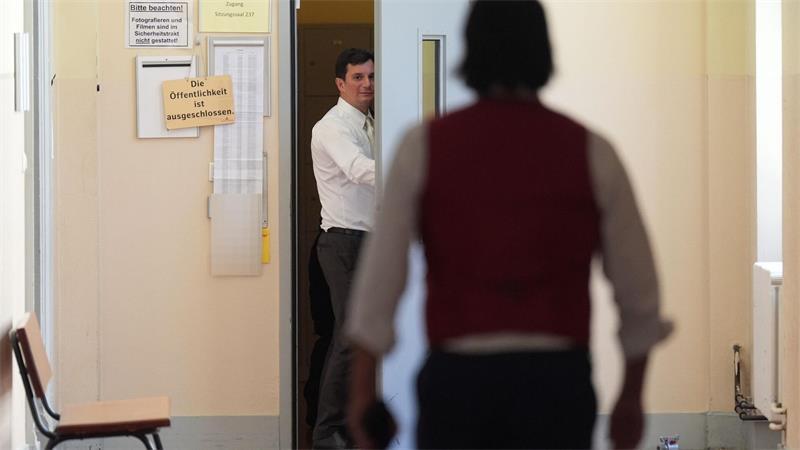 Block-Prozess: Gutachten zu Folgen der Entführung für Kinder Die Anwälte der beiden Eltern der Block-Kinder begegnen sich auf dem Gerichtsflur.