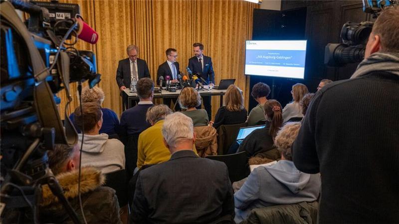 JVA-Probleme: Anwälte werfen Politik Untätigkeit vor Die Anwälte der suspendierten stellvertretenden Leiterin der JVA äußerten sich jetzt auf einer Pressekonferenz.