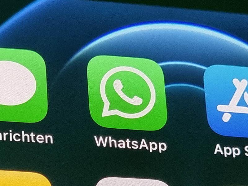 „Es gibt mehr Opfer als man denkt“ - Die miesen Tricks der Messenger-Betrüger Die Anwendung von WhatsApp auf einem iPhone 12. Foto: Christoph Dernbach/dpa