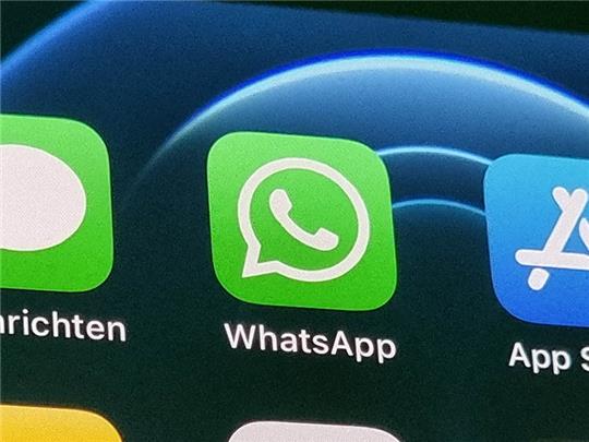 Die Anwendung von WhatsApp auf einem iPhone 12. Foto: Christoph Dernbach/dpa