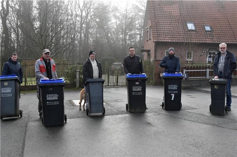 Die Anwohner Valentin Martens, Henry von Holt, Sonja Tanck, Boris Möller, Thorsten Meyer und Heino Dammann ( von links) sind sauer: Ihrer Meinung nach, reicht die Fläche aus, um mit einem Müllwagen rangieren zu können.
