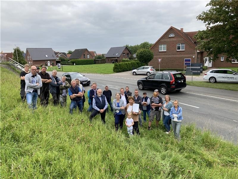 Die Anwohner der Kreisstraße 39 in Königreich und Leeswig fordern eine Grundsanierung der maroden Straße, mehr Verkehrskontrollen an der Este und Tempo 30 während der Bauphase in Jork-Borstel. Fotos: Vasel