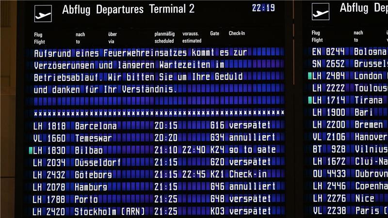 Nach Feueralarm verlängerter Flugbetrieb in München Die Anzeigetafeln des Flughafens informierten die Reisenden über verspätete und annullierte Flüge.