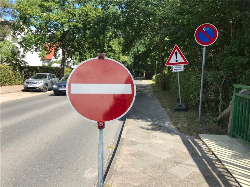 Die Apensener Straße in Buxtehude wird täglich von 15.000 Fahrzeugen befahren. Vielleicht verhindert bald ein Durchfahrt-Verbotsschild einen Teil dieses Autoverkehrs. Foto:Wisser /Grafik: Brückner