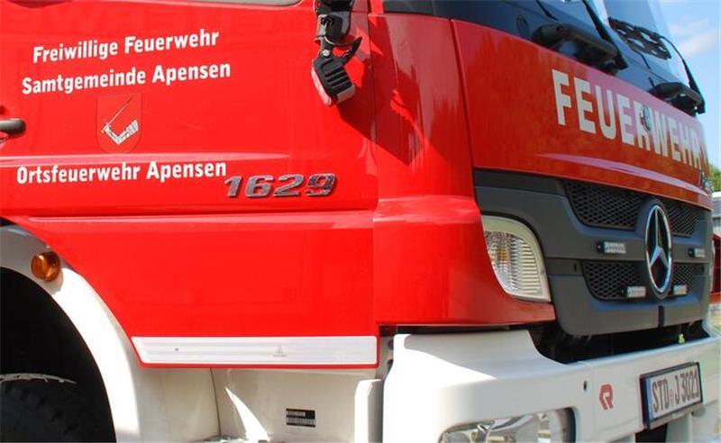Die Apenser Feuerwehr rückte zu dem Unfall aus.