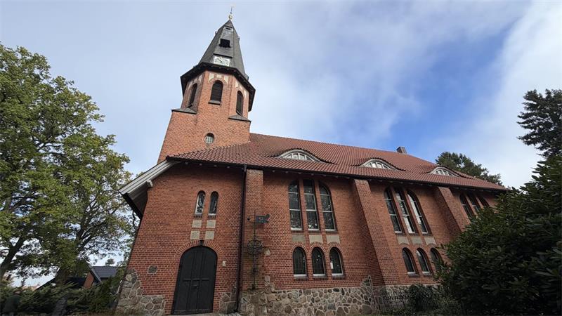 Die Apenser Kirche und das Uhrwerk wurden 1910 gemeinsam eingeweiht.